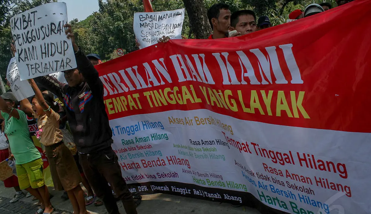 Anak-anak warga korban gusuran tersebut membawa poster saat menggelar aksi unjuk rasa di depan Balai Kota, Jakarta, (22/9/14). (Liputan6.com/Faizal Fanani)