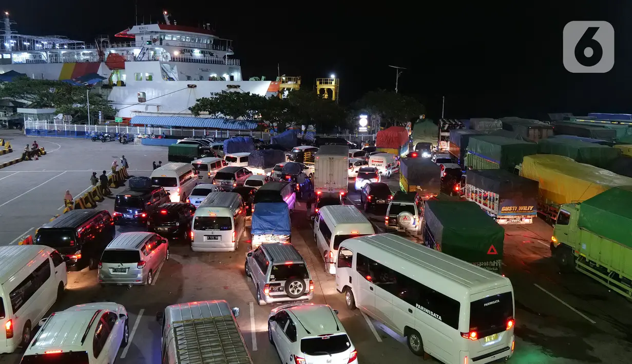 Sejumlah kendaraan yang akan menyeberang ke Sumatera antre di Pelabuhan Merak, Banten, Rabu (5/5/2019) dini hari. Satu hari sebelum larangan mudik diberlakukan pada 6 Mei 2021, para pemudik yang akan menuju Pulau Sumatera mulai memadati Pelabuhan Merak. (Liputan6.com/Herman Zakharia)