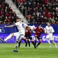 Pemain Real Madrid Karim Benzema melakukan tendangan penalti yang diselamatkan oleh kiper Osasuna Sergio Herrera pada pertandingan sepak bola La Liga Spanyol di Stadion El Sadar, Pamplona, Spanyol, 20 April 2022. Real Madrid menang 3-1. (AP Photo/Alvaro Barrientos)