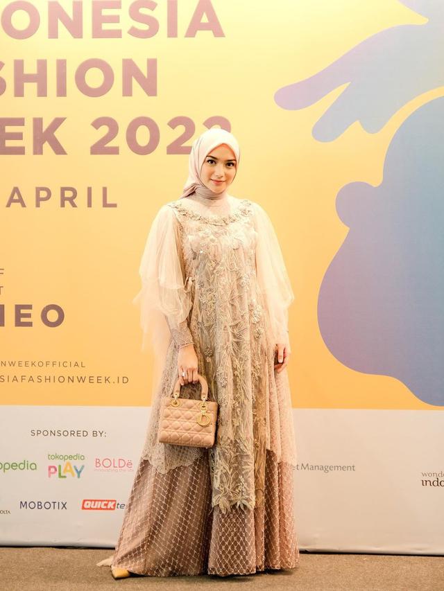 6 Potret Citra Kirana saat Tampil di Indonesia Fashion Week 2022, Menawan