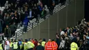 Suasana saat keributan yang terjadi antar para pendukung sepak bola Westham United dan Chelsea saat pertandingan Piala Liga Inggris (EFL Cup) di kandang West Ham, London, Inggris (26/10). (AFP/Ian Kington)