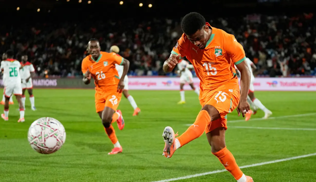 Tak berhenti sampai di situ, 12 menit berselang Amad kembali jadi pembeda. Ia mengirimkan assist matang kepada Yan Diomande, yang melepaskan tembakan melengkung dari dalam kotak penalti. Bola meluncur mulus ke gawang setelah Koffi salah mengantisipasi arah tembakan. (AP Photo/Themba Hadebe)