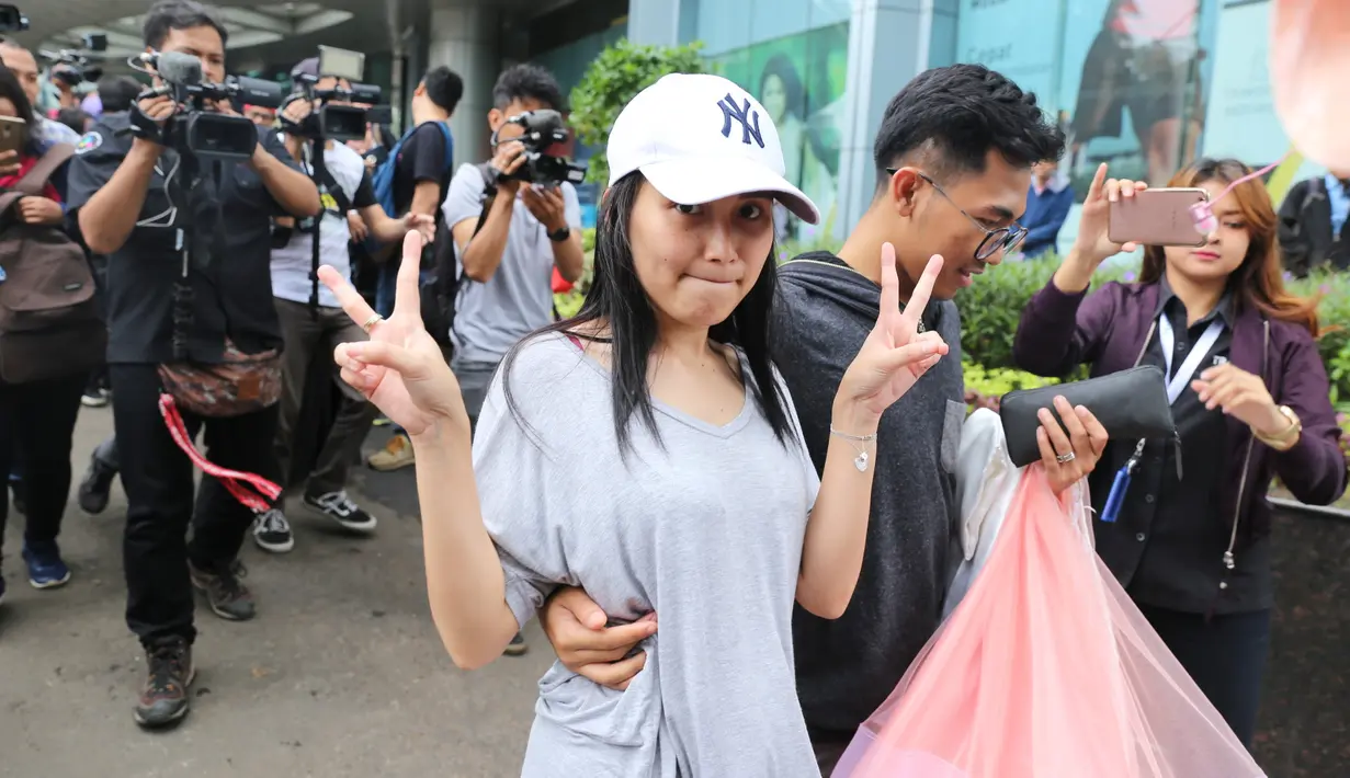 Setelah sempat diam terkait video dikabarkan mabuk, Ayu Ting Ting akhirnya buka suara. Saat menjadi salah satu bintang tamu acara televisi swasta, ia menjawab terkait video bersama Raffi Ahmad yang menjadi perbincangan. (Adrian Putra/Bintang.com)