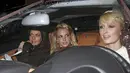 Paris Hilton menjelaskan bahwa Lindsay mengejar ia dan Britney Spears ke mobil dan memaksa untuk ikut pergi bersama mereka. (Live Journal)