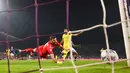 Pemain Inter Milan Henrikh Mkhitaryan mencetak gol ke gawang Fiorentina pada pertandingan sepak bola Liga Italia di Artemio Franchi Stadium, Florence, Italia, 22 Oktober 2022. (Massimo Paolone/LaPresse via AP)