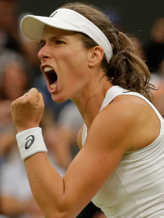 Petenis Inggris, Johanna Konta berselebrasi usai mengalahkan Simona Halep (Rumania) pada perempat final Wimbeldon 2017 di London, Selasa (11/7). Lolos ke semifinal, Konta akan ditantang petenis Amerika Serikat, Venus Williams. (AP Photo/Alastair Grant)