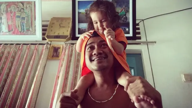 Pernikahannya Sempat Viral, Ini 6 Momen Manis Bayu Kumbara dan Anak