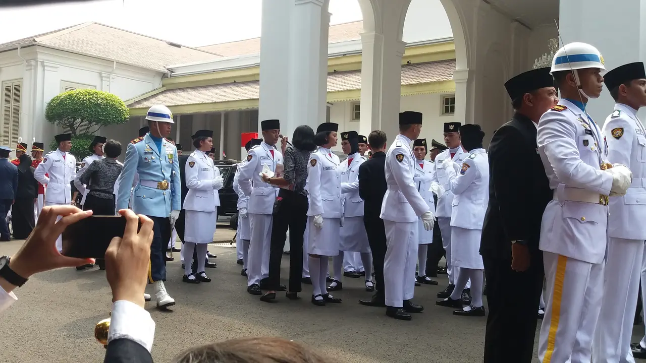 Paskibraka 2018 sedang dirias sebelum tampil (Liputan6.com/Hanz Salim)
