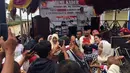 Musisi Ahmad Dhani serius dalam merintis karier di dunia politik. Demi terus mendapatkan dukungan dari warga Bekasi, ia terus melakukan pendekatan. Beberapa cara musisi ini untuk mendekati warga Bekasi. (Instagram/ahmaddhaniprast)