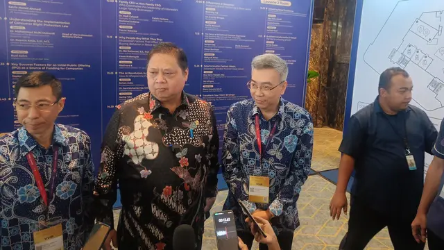 Ketua Umum Himpunan dan Penyewa Pusat Perbelanjaan Indonesia (Hippindo) Budihardjo Iduansjah bersama Menteri Koordinator Bidang Perekonomian Airlangga Hartarto dalam acara Indonesia Retail Summit di Swissotel Jakarta PIK Avenue, Rabu (28/8/2024).