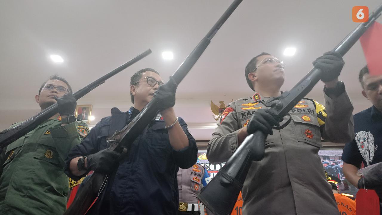 Barang Bukti Senjata Api Locok untuk Berburu Badak Cula Satu. (Selasa, 11 Juni 2024). (Yandhi Deslatama/Liputan6.com).