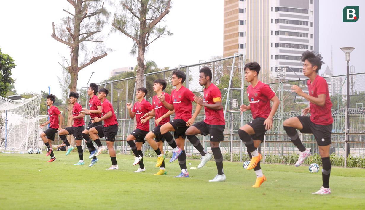 Pemain Timnas Indonesia U-20 melakukan latihan di Lapangan A Senayan, Jakarta, Kamis (4/1/2023). Timnas Indonesia U-20 akan melakoni beberapa turnamen penting di tahun 2024. Seperti Piala AFF U-19 2024, Kualifikasi Piala Asia U-20 2025, dan ingin lolos ke Piala Dunia U-20 2025 yang akan berlangsung di Chile. (Bola.com/M Iqbal Ichsan)