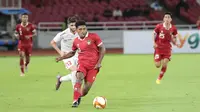 Pemain Timnas Indonesia U-22, Jeam Kelly Sroyer (tengah), mendapatkan penjagaan ketat dari pemain Timnas Lebanon U-22, dalam pertandingan uji coba yang berlangsung di Stadion Utama Gelora Bung Karno (SUGBK), Jakarta, Jumat (14/4/2023). (Bola.com/Abdul Aziz)