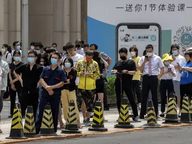 Orang-orang yang memakai masker mengantre di tempat pengujian virus corona COVID-19 pada hari ketiga tes massal untuk jutaan penduduk di Distrik Chaoyang, Beijing, China, 15 Juni 2022. (AP Photo/Mark Schiefelbein)