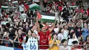 Seorang penonton membentangkan poster bergambar bendera Palestina saat laga Grup B Kualifikasi Piala Dunia 2026 antara Korea Selatan melawan Palestina di Seoul World Cup Stadium, Seoul, Korea Selatan, Kamis (05/09/2024) WIB. (AFP/Jung Yeon-je)