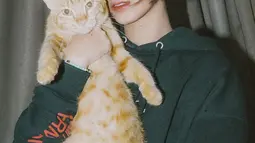 Fakta menarik tentang Sheila Dara, perempuan yang jadi sahabat Fita Anggriani dan Adinda Thomas ini awalnya tak menyukai kucing. Namun perlahan tapi pasti, Sheila malah menyukai kucing dan kini pelihara beberapa kucing di rumah. Saat santai, Sheila menyempatkan waktu untuk bermain dengan kucing-kucingnya. (Liputan6.com/IG/@sheiladaisha)