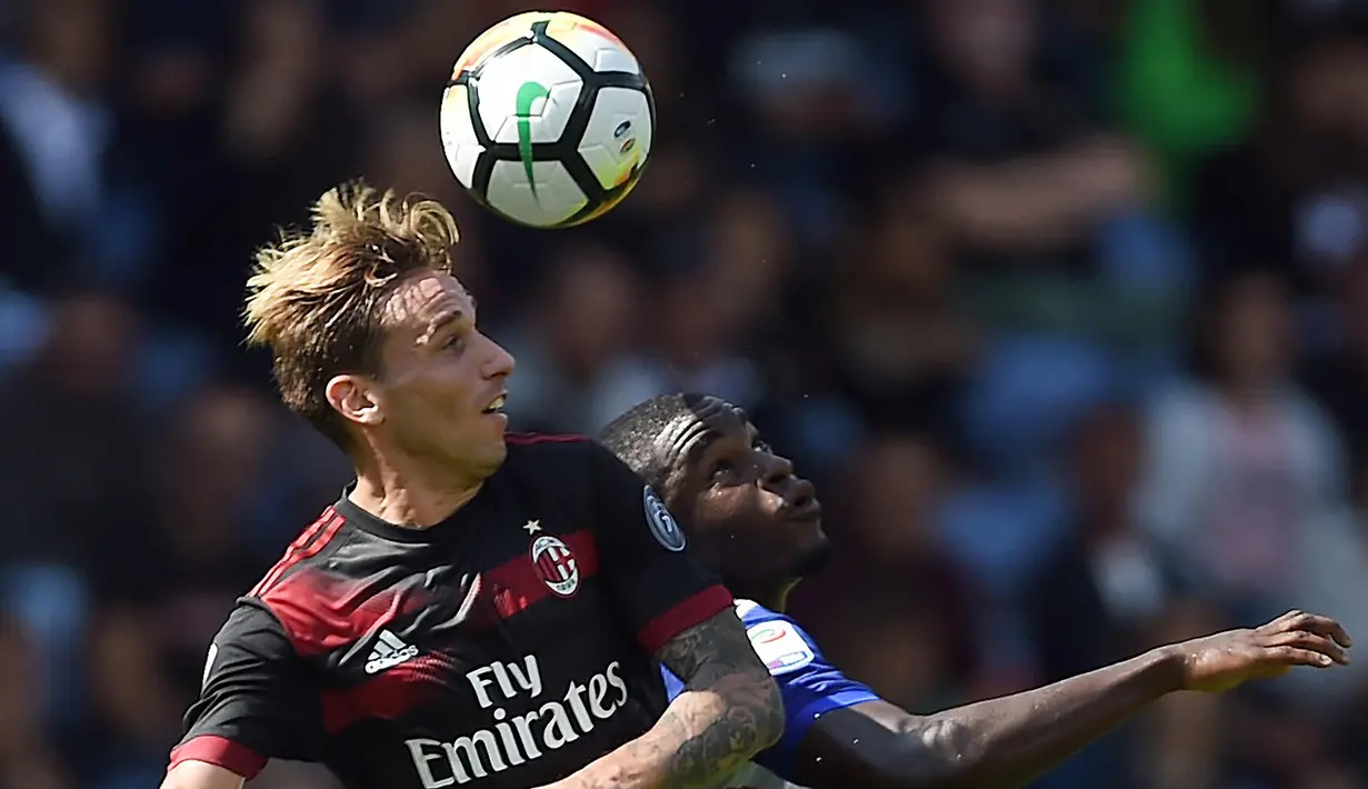Gelandang AC Milan, Lucas Biglia berebut bola udara dengan penyerang Sampdoria, Duvan Zapata pada lanjutan Liga Serie A Italia di Stadion Luigi Ferraris di Genoa (24/9). AC Milan takluk dari Sampdoria dengan skor 2-0. (AFP Photo/Filippo Monteforte)