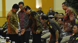 Mendagri Tjahjo Kumolo (kiri) berjabat tangan dengan Jaksa Agung HM Prasetyo saat menghadiri acara penandatanganan Nota Kesepakatan tentang Koordinasi Dalam Pelaksanaan Tugas dan Fungsi di Kejagung, Jakarta, Kamis (26/3/2015). (Liputan6.com/Johan Tallo)