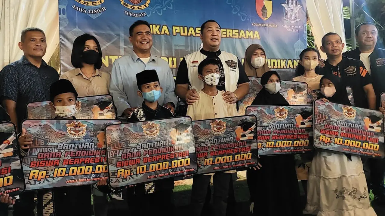 HDCI Jatim memberikan beasiswa kepada sejumlah siswa tak mampu. (Dian Kurniawan/Liputan6.com).
