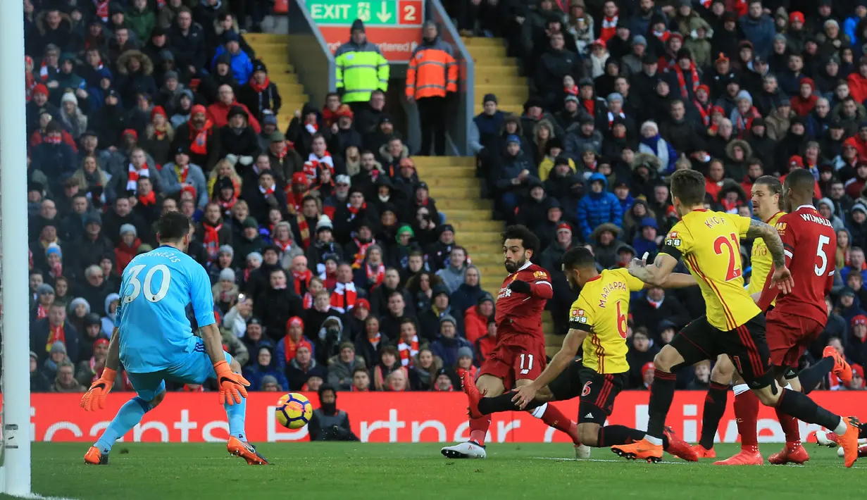 Proses terjadinya gol yang dicetak gelandang Liverpool, Mohamed Salah ke gawang Watford pada laga Premier League di Stadion Anfield, Liverpool, Sabtu (17/3/2018). Liverpool menang 5-0 atas Watford. (AFP/Lindsey Parnaby)