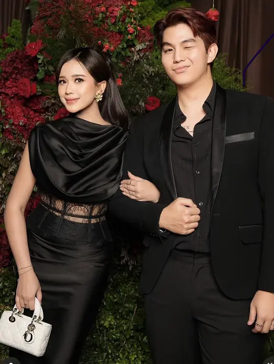 Brisia Jodie hadir mengenakan gaun satin model korset lace. Didampingi suaminya, 
Jonathan Alden mengenakan setelan jas hitam. [@brisiajodie96]