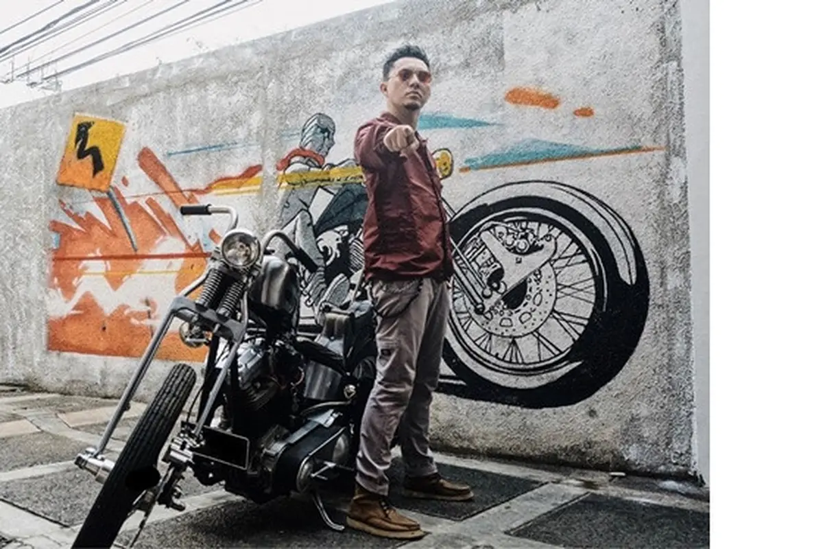 Akan Tur ke Indonesia Timur, Ini 7 Potret Ananda Omesh dan Motor Kesayangannya