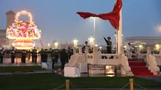 Upacara pengibaran bendera untuk merayakan 71 tahun berdirinya Republik Rakyat China digelar di Lapangan Tian'anmen, Beijing, China, 1 Oktober 2020. (Xinhua/Ren Chao)