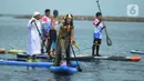 Komunitas kayak dan stand up paddle beraksi pada pembukaan Kasal CUP 2021 di Pantai Festival Ancol, Jakarta, Sabtu (27/11/2021). Kegiatan tersebut mempertandingkan berbagai jenis olahraga air seperti selam, renang, dayung, layar, jetski, dan ski air. (merdeka.com/Imam Buhori)