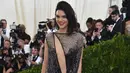 Kecantikannya pun semakin terpancar dengan tatanan rambutnya yang dibuat agak berantakan. Serta sapuan makeup di wajah Kendall yang mengenakan lipstick berwarna merah, hingga membuat wajahnya merona. (AFP/Bintang.com)