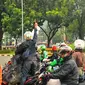Pengemudi ojek online terlibat aksi lempar batu dengan sopir taksi yang melakukan unjuk rasa, di kawasan Sudirman, Jakarta, Selasa (22/3). Aksi itu pecah saat pengunjuk rasa mendapat perlawan dari pengemudi ojek online. (Liputan6.com/Faisal R Syam)