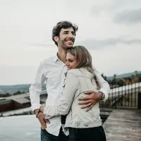 Dalam astrologi, koneksi mendalam dapat dikaitkan dengan karakter, elemen, hingga posisi planet dalam birth chart. (Foto/Dok: Unsplash)