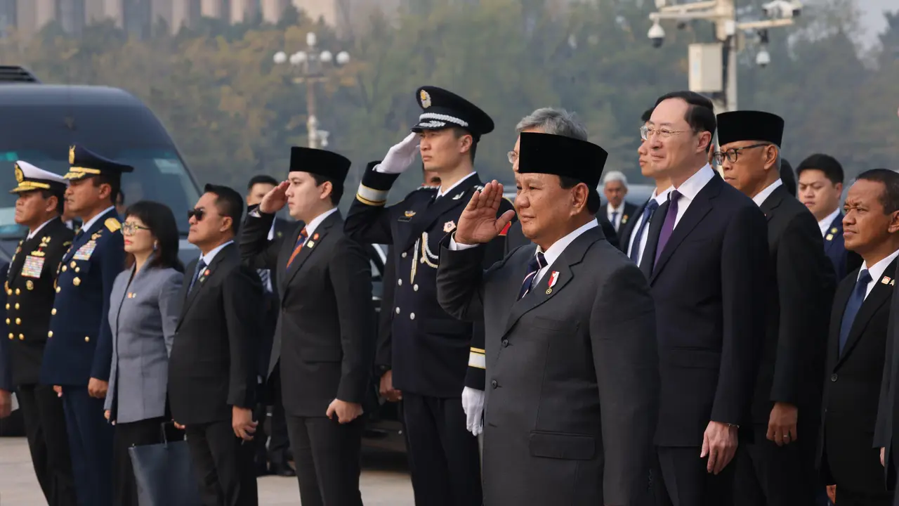 Presiden RI Prabowo Subianto mengunjungi Monumen Pahlawan Rakyat, Tiananmen Square disela-sela kunjungan kerja kenegarannya di Beijing, China, Sabtu (9/11/2024) (Andi - Biro Pers Sekretariat Presiden)