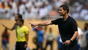 Pelatih Real Madrid, Xabi Alonso memberikan perintah dari pinggir lapangan saat laga Grup H Piala Dunia Antarklub 2025 melawan Al Hilal di Hard Rock stadium, Miami, Amerika Serikat, Kamis (19/06/2025) WIB. (AFP/Patricia De Melo Moreira)