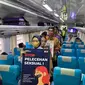 Petugas KAI bersama komunitas pecinta kereta api Java Trail melakukan kampanye anti kekerasan dan pelecehan seksual di Stasiun Bekasi. (Liputan6.com/Bam Sinulingga)