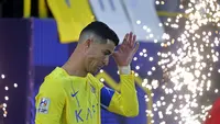 Pemain Al-Nassr, Cristiano Ronaldo berjalan memasuki lapangan saat laga 16 besar Liga Champions Asia 2023/2024 melawan Al-Feiha di Al-Awwal Park Stadium, Riyadh, Arab Saudi Rabu (21/02/2024) waktu setempat. (AFP/Fayez Nureldine)