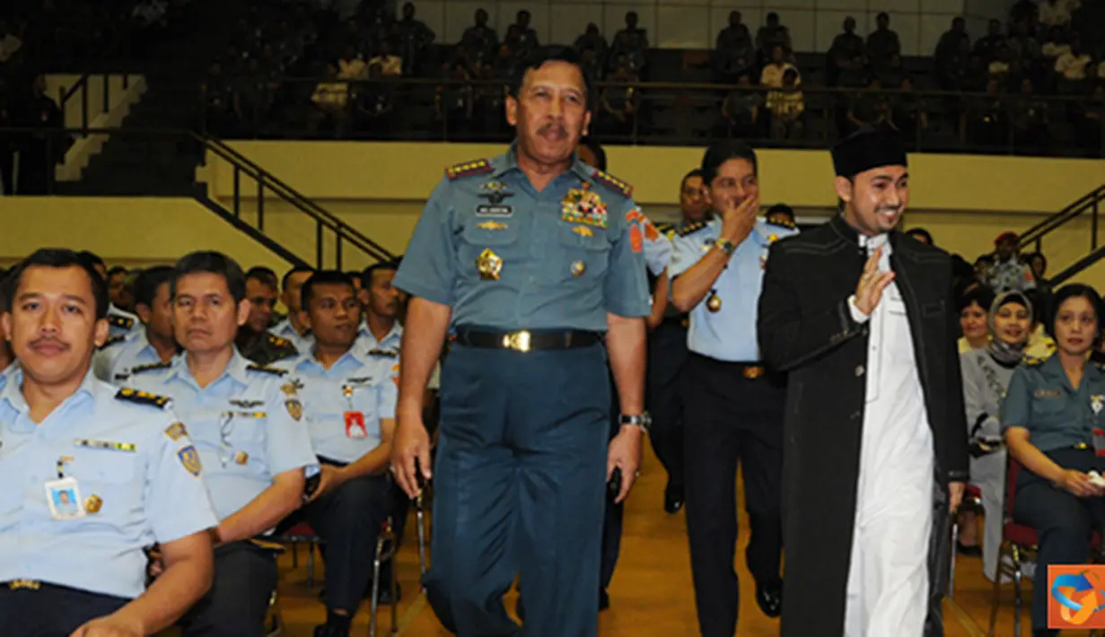 Citizen6, Cilangkap: Panglima TNI Laksamana TNI Agus Suhartono serta segenap pejabat TNI menghadiri ceramah rohani Islam yang disampaikan oleh Ustad Ahmad Al-Habsi di GOR A.Yani Mabes TNI Cilangkap, Jakarta, Kamis (20/9). (Pengirim: Badarusin Bakri
