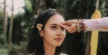 Artis cantik Aureli Moeremans baru saja membagikan momen menjalani ritual melukat. Dalam keterangan fotonya, Aurelie juga menegaskan terkait agama yang dianutnya. Berikut beberapa potretnya. [Instagram/aurelie]