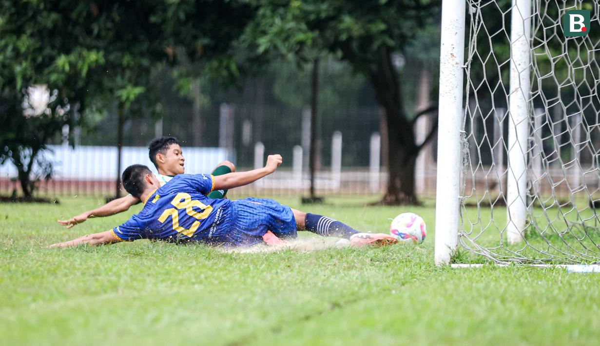 Pemain Korea-Korea Selecao (KKS) dan pemain Akademi Sepak Bola Intinusa Olah Prima (ASIOP) berebut bola saat melakukan laga uji coba di Lapangan Sutasoma, Halim, Jakarta Timur, Selasa (18/11/2024). (Bola.com/Bagaskara Lazuardi)