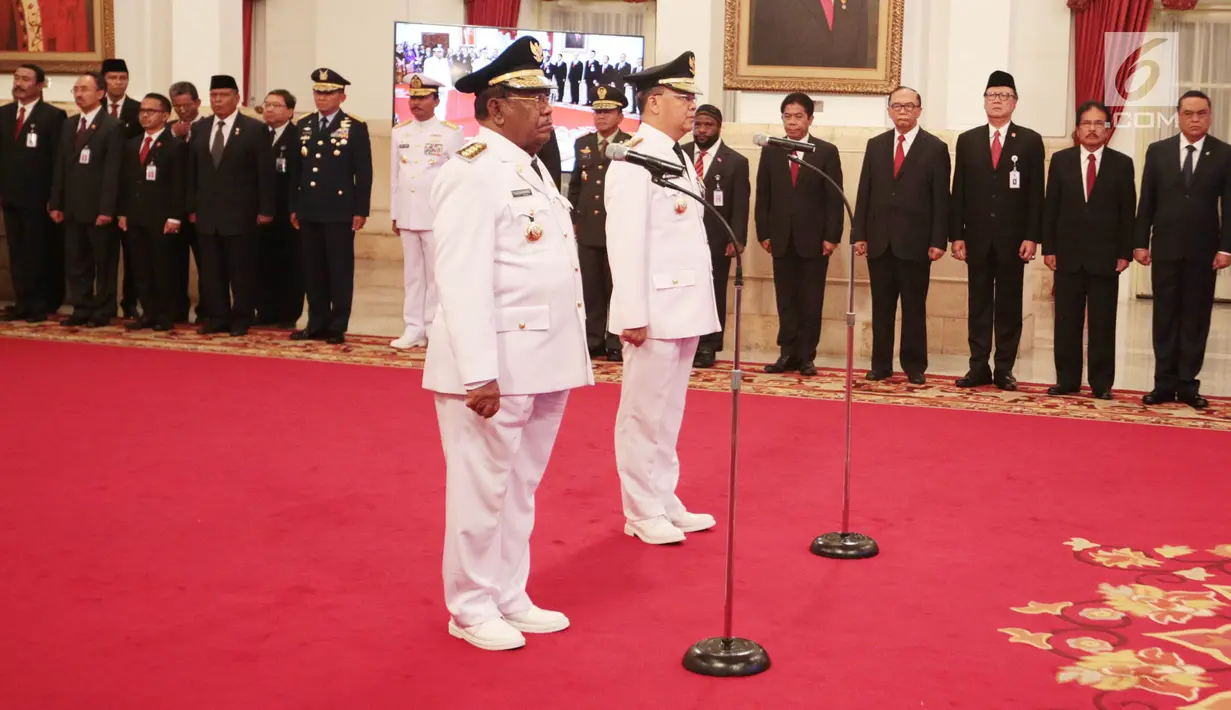 Rohidin Mersyah (kanan) dan Wan Thamrin Hasyim saat dilantik menjadi Gubernur Bengkulu dan Gubernur Riau di Istana Negara, Jakarta Pusat, Senin (10/12). (Liputan6.com/Angga Yuniar)