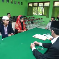 Ria Irawan mengakhiri masa jandanya. Ia dipersunting lelaki yang berprofesi sebagai asisten pribadinya, Mayky Wongkar. Pernikahan digelar Jumat (23/12/2016) pagi. (Adrian Putra/Bintang.com)