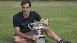 Di final yang digelar di Rod Laver Arena, Minggu (28/1), Federer mengalahkan petenis Kroasia Marin Cilic, 6-2, 6-7, 6-3, 3-6, 6-1. (AP/Dita Alangkara)