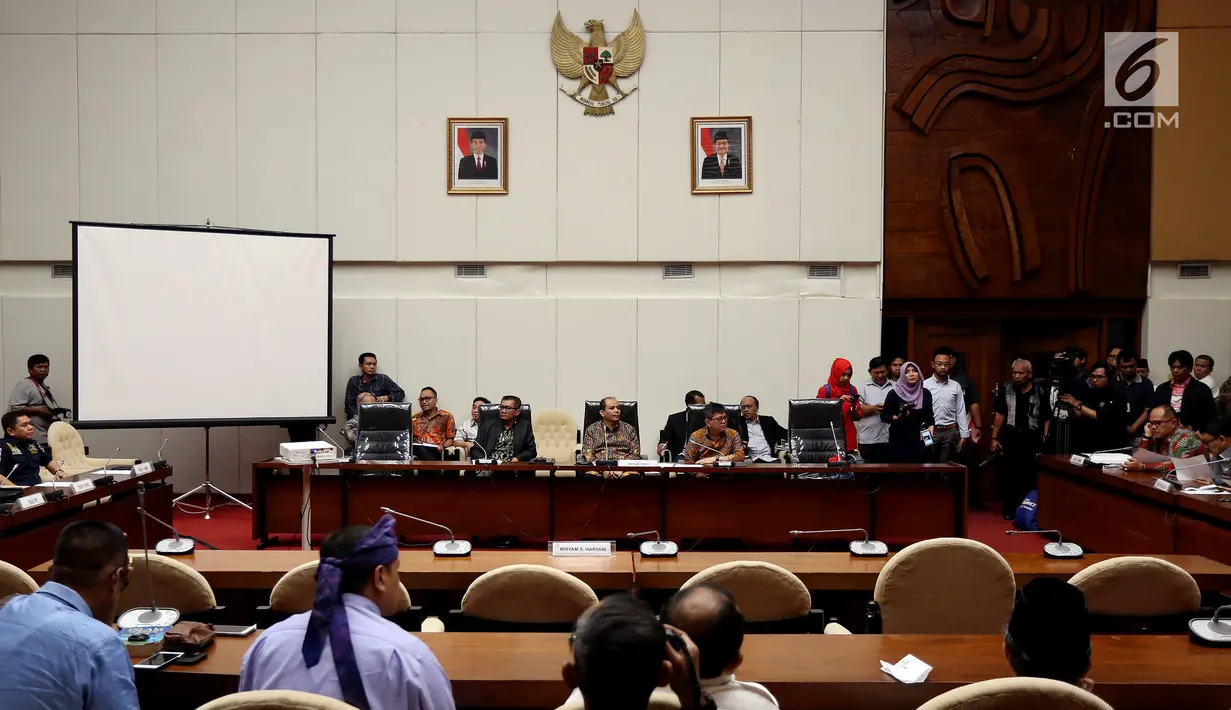 Suasana rapat Pansus Angket KPK, Jakarta, Senin (19/6). Pansus angket terhadap KPK memanggil Miryam terkait klarifikasi terhadap surat pernyataannya yang pernah disampaikan ke Pansus. Miryam tidak hadir di pertemuan tersebut. (Liputan6.com/Johan Tallo)