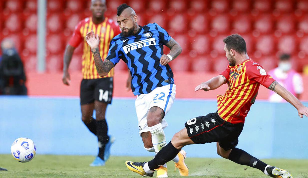 Gelandang Inter Milan, Arturo Vidal, berebut bola dengan pemain Benevento, Artur Ionita, pada laga Liga Italia di Stadion Ciro Vigorito, Rabu (30/9/2020). Inter Milan menang dengan skor 5-2. (Alessandro Garofalo/LaPresse via AP)