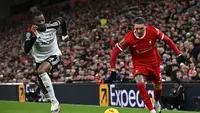 Aksi Tosin Adarabioyo saat Fulham melawan Liverpool (AFP)
