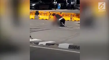 Video amatir penangkapan terduga teroris pembawa bom di dekat Jembatan Merah Plaza (JMP), Surabaya, Senin (14/5).