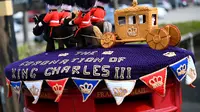 Sebuah foto yang diambil pada 2 Mei 2023 memperlihatkan kereta kuda rajutan yang dipajang di kotak pos di sebelahnya, menjelang penobatan Raja Charles III dan Permaisuri Camilla, di Rhyl, Wales utara. (Photo by Paul ELLIS / AFP)