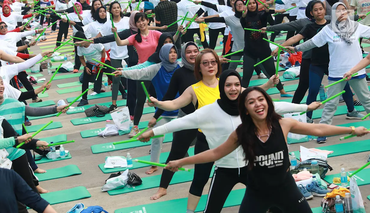 Keceriaan para peserta saat mengikuti Andalan Freshtival Special Kartini Day di GBK Plaza Selatan Senayan, Jakarta, Minggu (21/4). Acara yang diikuti oleh ratusan perempuan tersebut diadakan dalam rangka memeringati Hari Kartini. (Liputan6.com/Immanuel Antonius)
