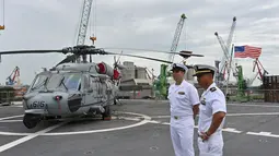 Personel angkatan laut AS berada di atas Kapal komando Amerika Serikat USS Blue Ridge (LCC-19) yang berlabuh di dermaga JICT 2, Pelabuhan Tanjung Priok, Rabu (1/5/2019). Kedatangan USS Blue Ridge ke Indonesia kali ini merupakan yang ketiga kalinya setelah tahun 2012 dan 2014. (ADEK BERRY/AFP)