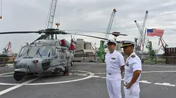 Personel angkatan laut AS berada di atas Kapal komando Amerika Serikat USS Blue Ridge (LCC-19) yang berlabuh di dermaga JICT 2, Pelabuhan Tanjung Priok, Rabu (1/5/2019). Kedatangan USS Blue Ridge ke Indonesia kali ini merupakan yang ketiga kalinya setelah tahun 2012 dan 2014. (ADEK BERRY/AFP)