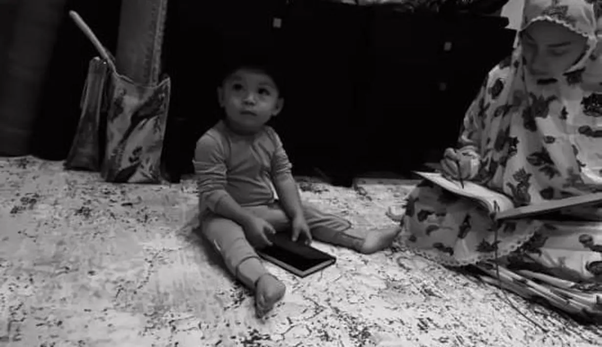 "Mau pakai peci, padahal bacanya buku yasin," tulis Nikita Willy. [Foto: Instagram/nikitawillyofficial94]